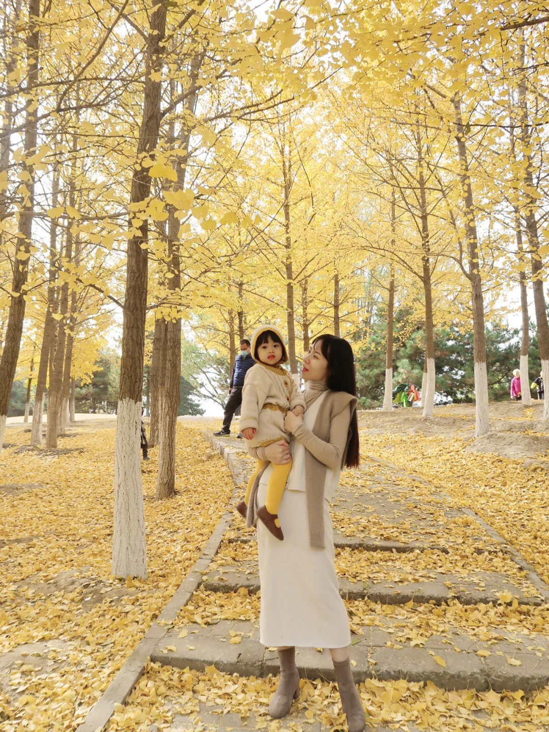 OOTD母女穿搭|深秋的北京银杏太美了