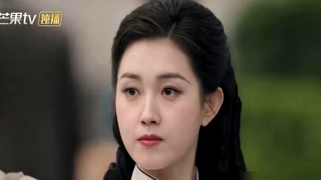 短剧里的神颜，到了长剧镜头下根本藏不住。

郭宇欣在《盛夏芬德拉》靠着大滤镜和磨皮美得冒泡，一转头进了长剧《玉簟秋》，没有强滤镜遮挡，真实的骨相、皮相和肌肉走向全被长镜头照了出来，颜值落差当场引发争议。

更戏剧性的是戏外，她已经跟经纪公司撕破脸了。双方直接互甩声明：公司指控她私自接活违约，她反手咬