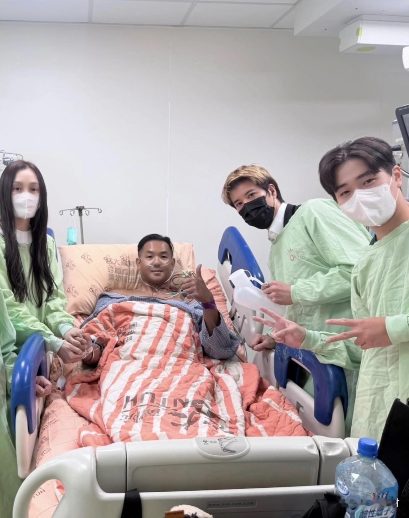 王力宏穿西装拿尿壶是何意味，太抽象了！为什么他们每个人都油腻腻的。黑人对发型管理真是严格，病榻上也要梳标准油头！

黑人不愧“黑人”这个称呼，真的好黑。有句话说不运动的人老了慢慢熬死 ，运动健身的一般都是嘎嘣一下就人就没了了，所以很多人运动过度的人都是嘎嘣一下就走的。