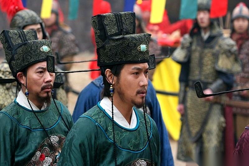 宋太祖当场拿起毛笔，在赵普脸上抹了一脸的黑墨。
赵普刚附和着说“乾德”这个年号以前没人用过，翰林学士卢多逊就翻出这是伪蜀用过的旧号。
卢多逊紧接着递上奏折，硬要把赵普新婚的儿子差遣去潭州。
赵普一整夜连脸都没敢洗，心里憋着天大的火气。
谁都知道赵普是开国功臣，可卢多逊敢这么踩他，底气不是凭空来的。