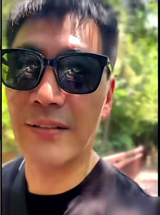 硬汉影帝邵兵，在家跟儿子吵架，居然还得主动敲门认怂。这话从他儿子邵子恒嘴里说出来，太意外了。
爷俩上综艺，邵子恒直接爆料，老爹发完火，过会儿准来敲门，第一句就是我可能没你想得对。要知道邵兵以前演的都是铁血硬汉，荧幕上就没低过头。
更绝的是邵子恒想放弃跳舞那阵，邵兵没讲大道理，就陪着他，说你自己选