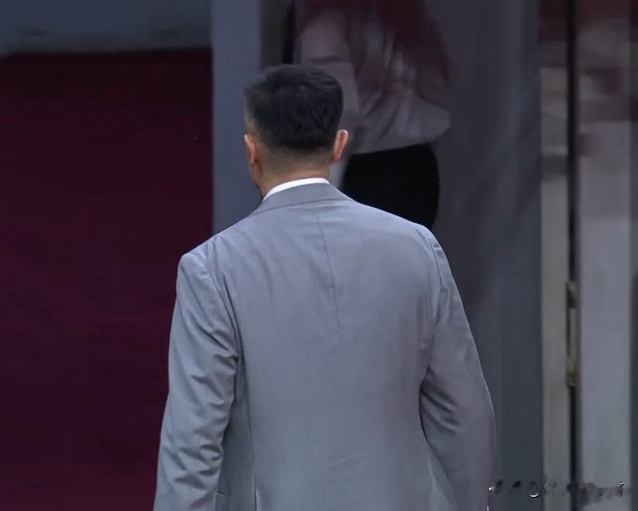 杜锋被批评！ 广东男篮在东莞主场输给对手17分后，主教练杜锋在简单致意...