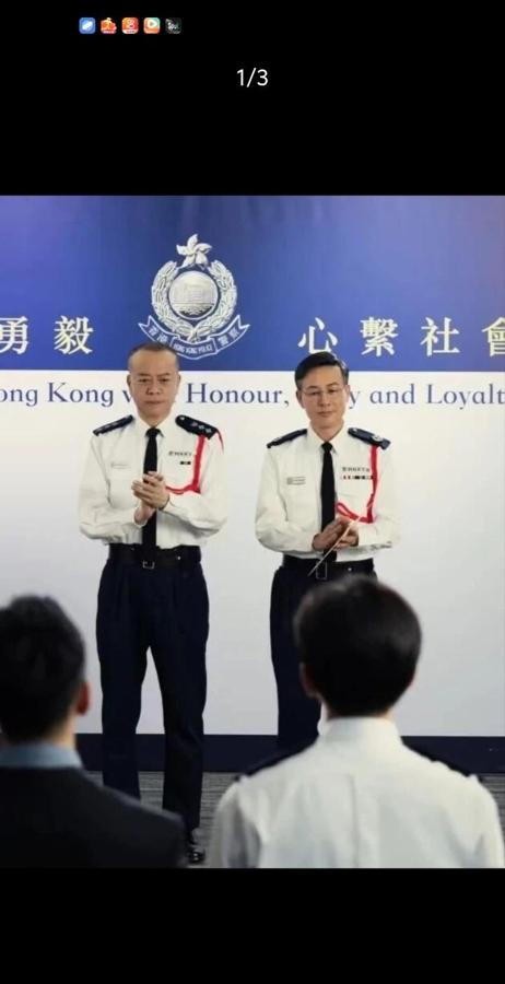 《狩谎》里欧阳震华穿的是香港警务处总警司制服，张颂文穿的是警务处处长制服。按香港警队架构，处长在总警司之上，中间隔着助理处长和高级助理处长。但很多观众第一眼看完剧照，把上下级认反了。
脸熟排座次，制服写职级
欧阳震华那张脸在港剧里穿了二十多年警服。从《陀枪师姐》到《谈判专家》，他演的角色多数是警队里