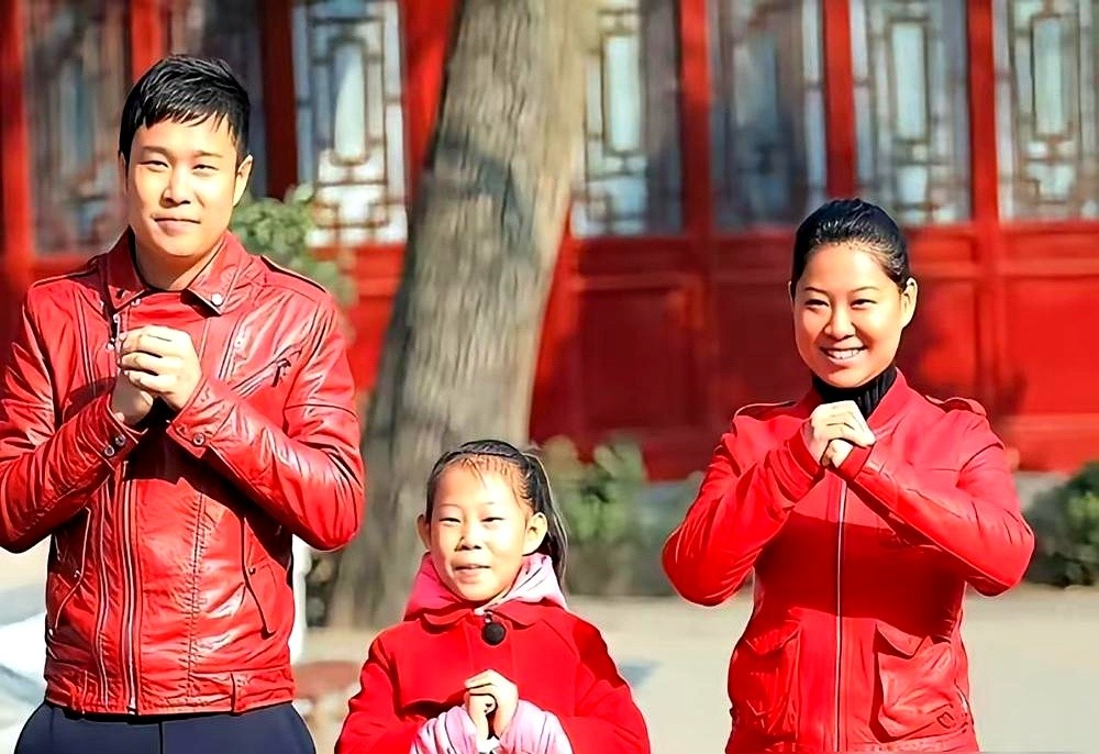 “这骂声我八岁就听惯了。”小沈阳女儿一句回应，直接把场子压住了。

当年上亲子综艺被全网追着骂丑，小沈阳肠子都悔青了，原本死活不让闺女干这行。结果沈佳润根本没退网，不仅铁了心要唱歌，还把负面声音当家常菜。

看闺女这么硬气，两口子直接行动。小沈阳专门给女儿开经纪公司，专业团队配齐做音乐。卖得好不好无