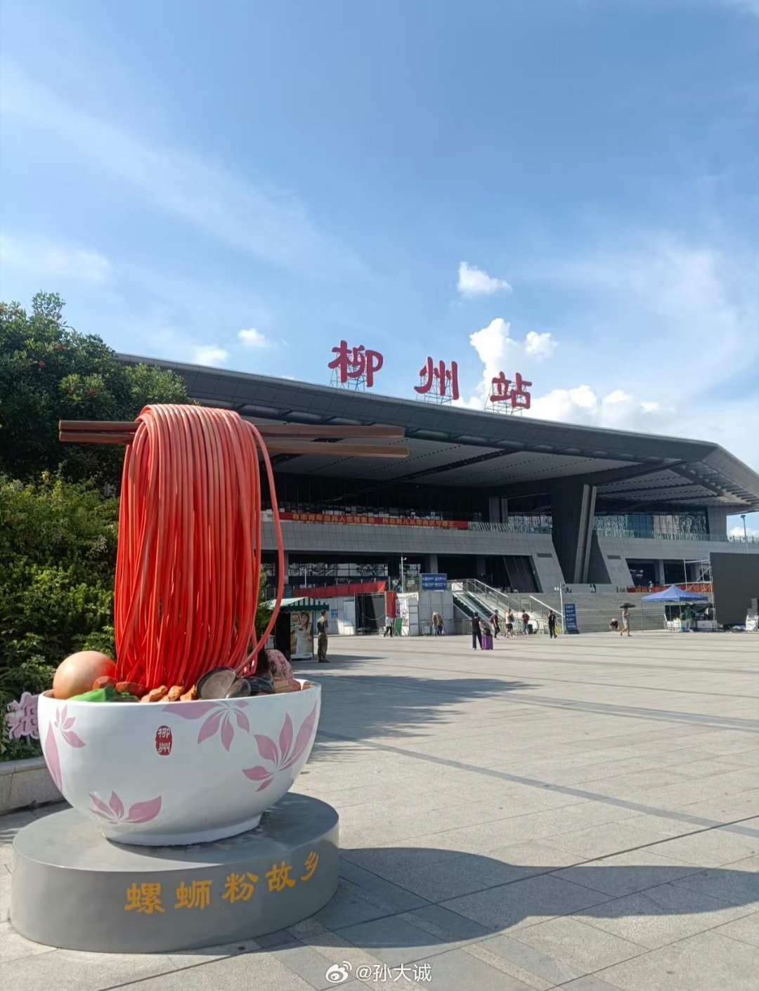 #柳州站 电击#
网友发视频，有人在柳州站爬到D1884列车车顶被电击。
要知道高铁供电采用工频单相交流制，接触网标称电压25kV、50Hz，牵引变电所馈出约27.5kV。
这人是怎么爬到车顶的？ ​ ​​​