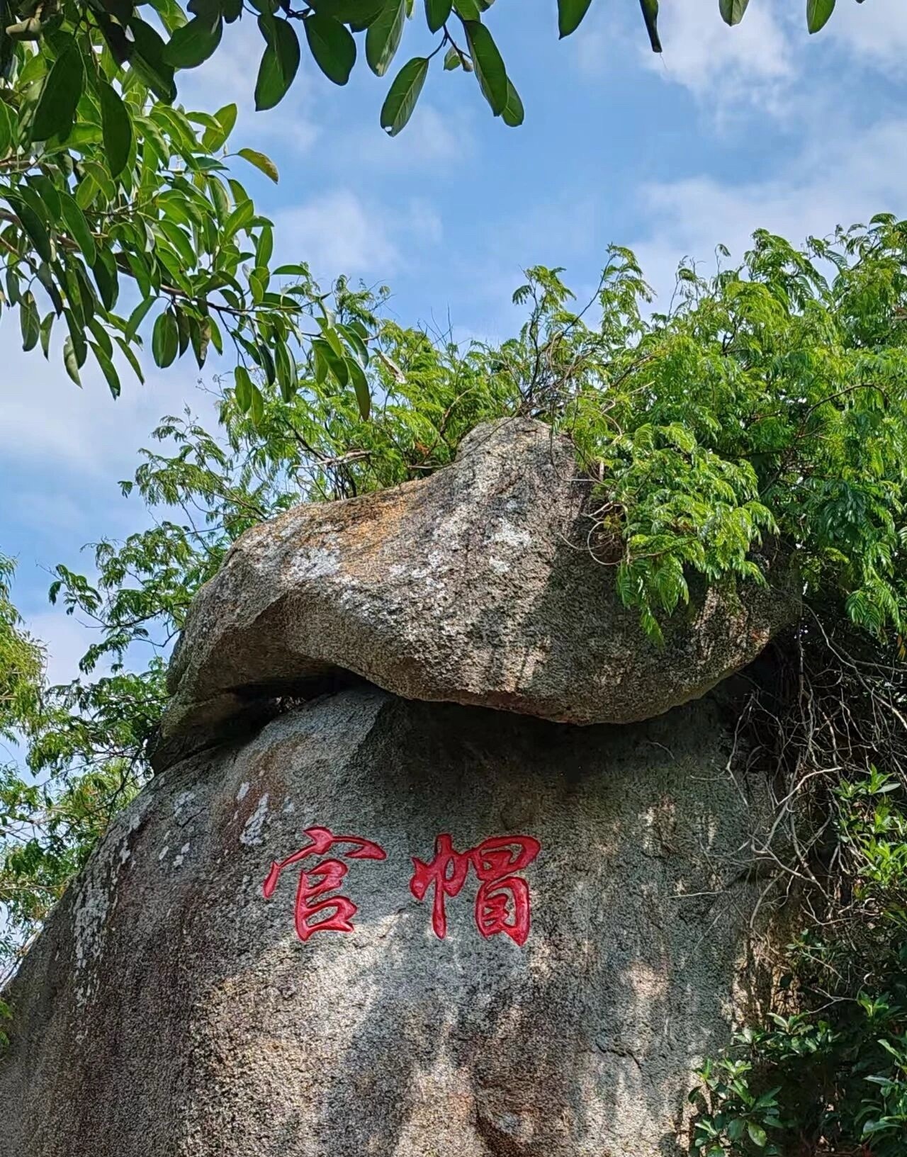 人人都想走向吉利、美好，避开凶祸、灾难，这本无可厚非。可是，一个人若天天满脑子里都是趋吉避凶，只从自己的利益出发，去看待一件事情到底该不该做，不能把自己、他人、社会很好地统一起来，去判断一件事情到底该不该做，这就成了投机取巧。一个人本应站在自己、他人、社会相统一的立场上，该做的事情排除万难也要去做，在自然而然之中积累自己的福德，成为道德高尚的人，凶祸自然远离，吉福自然到来。