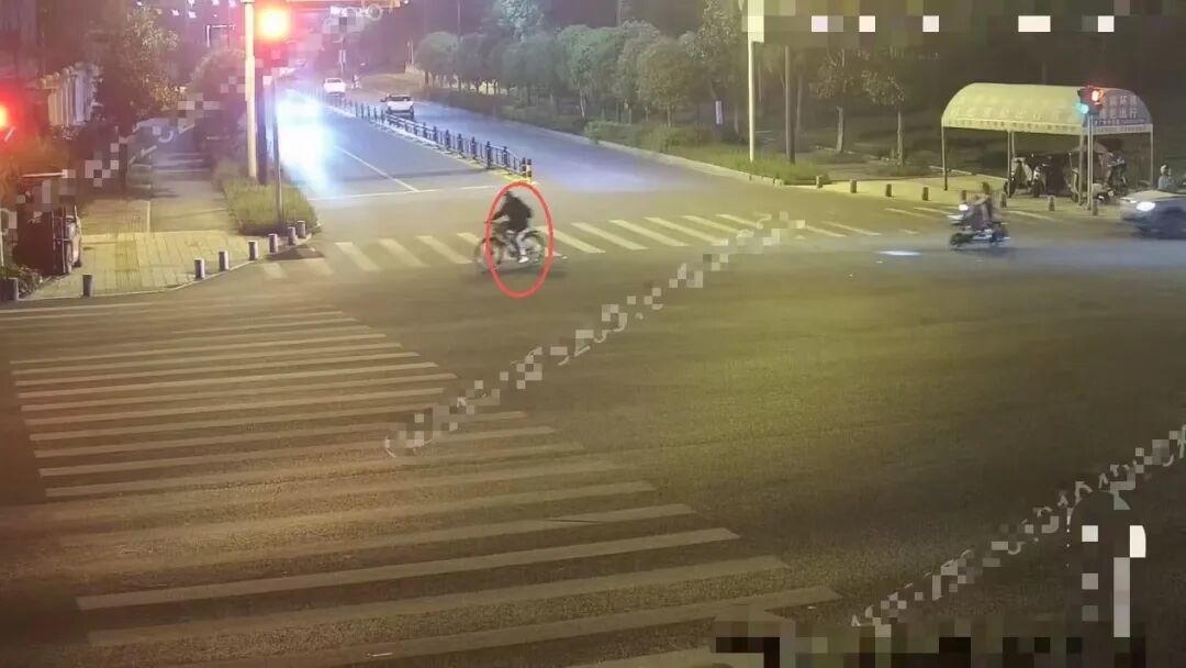 男子偷小孩自行车，花4小时骑42公里回家，刚打理干净警察就来了 ​
