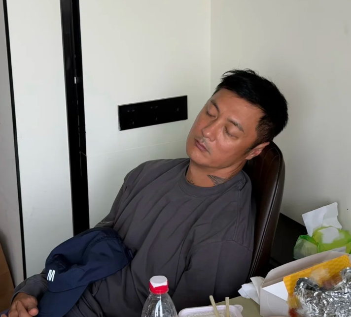 人老了，睡觉都是心酸的！
余文乐是美黑了吗？看别的哥哥都化妆了打白了，就他没有！