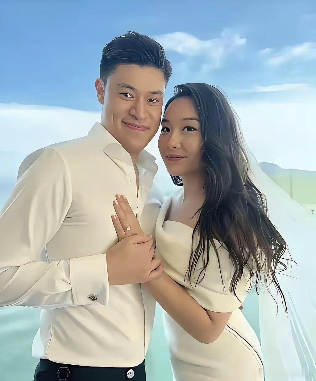哈哈哈，这是梁家辉的女儿女婿，这女婿，看着太喜人了吧，嘴巴怎么这么大？
不过除了嘴巴，其他的倒也不错，高高大大，身材结实，而且笑起来挺阳光的，看着乐呵呵的！
梁家辉的女儿也很漂亮啊，五官秀气，很可人的样子！ ​