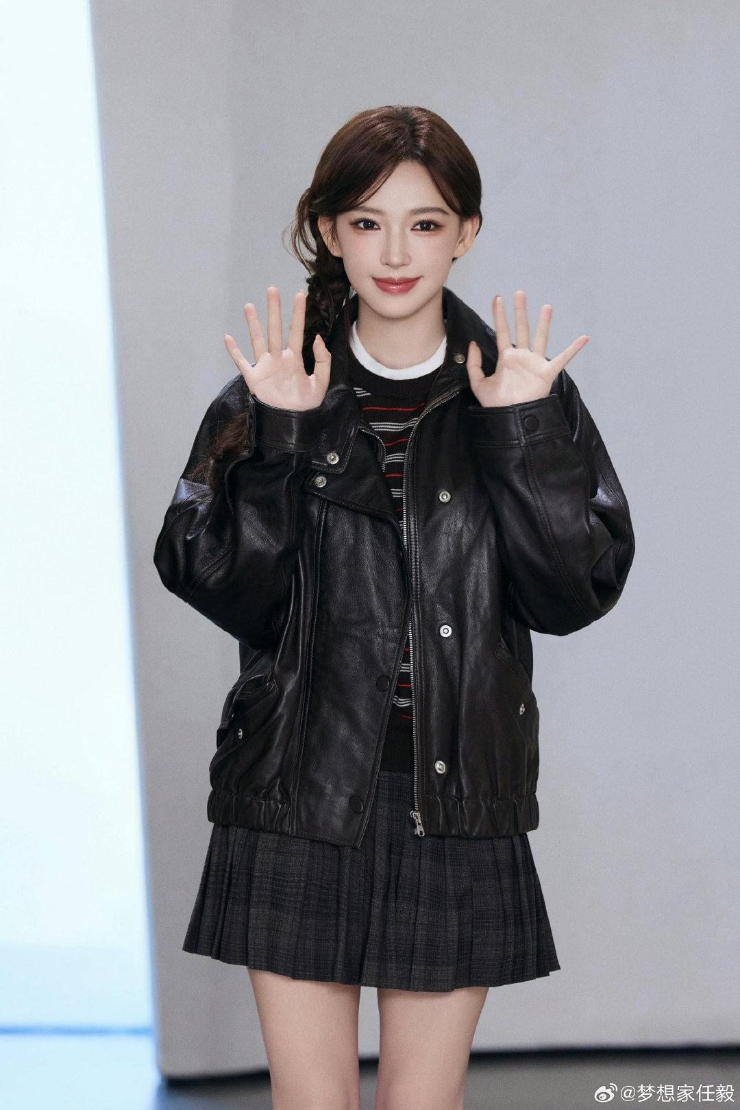 #程潇[超话]#  直播间的美丽

造型 
棕红色条纹针织、褐色羊毛百褶裙、棕色廓形外套、黑色踝靴 均为 2026秋冬系列 ​