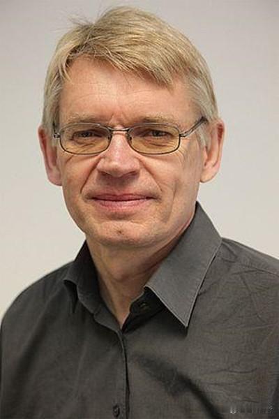 2026诺贝尔生理医学奖颁给光遗传学的三位科学家。
1、卡尔·戴塞罗思（Karl Deisseroth）国籍为美国。出生于1971年。供职于斯坦福大学、霍华德·休斯医学研究所。他创立了光遗传学，用光控制神经细胞。
 2、彼得·黑格曼（PeterHegemann），国籍为德国，出生于1954年，供职于