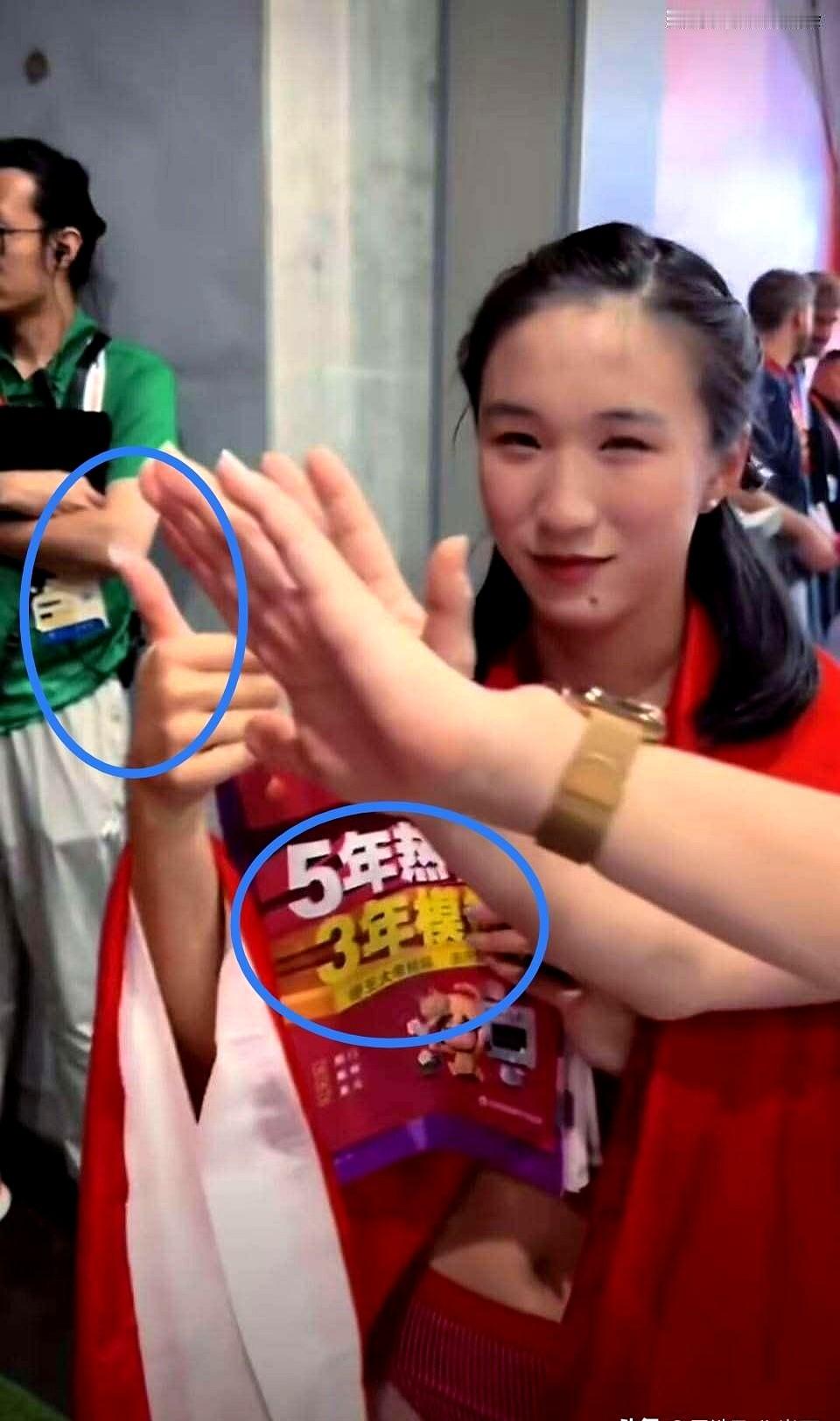 11秒06破亚运纪录夺金，转头就被塞了两本《5年高考3年模拟》。

名古屋亚运会混采区，17岁的陈妤颉当场愣住，看着工作人员递来的正版“五三”和《5年热梗3年模拟》，无奈竖了个大拇指。

上一秒还是亚洲跑得最快的女飞人，下一秒就切回宁波效实中学高三在读生的身份。离18岁还有几个月，她刚感慨完这块金牌