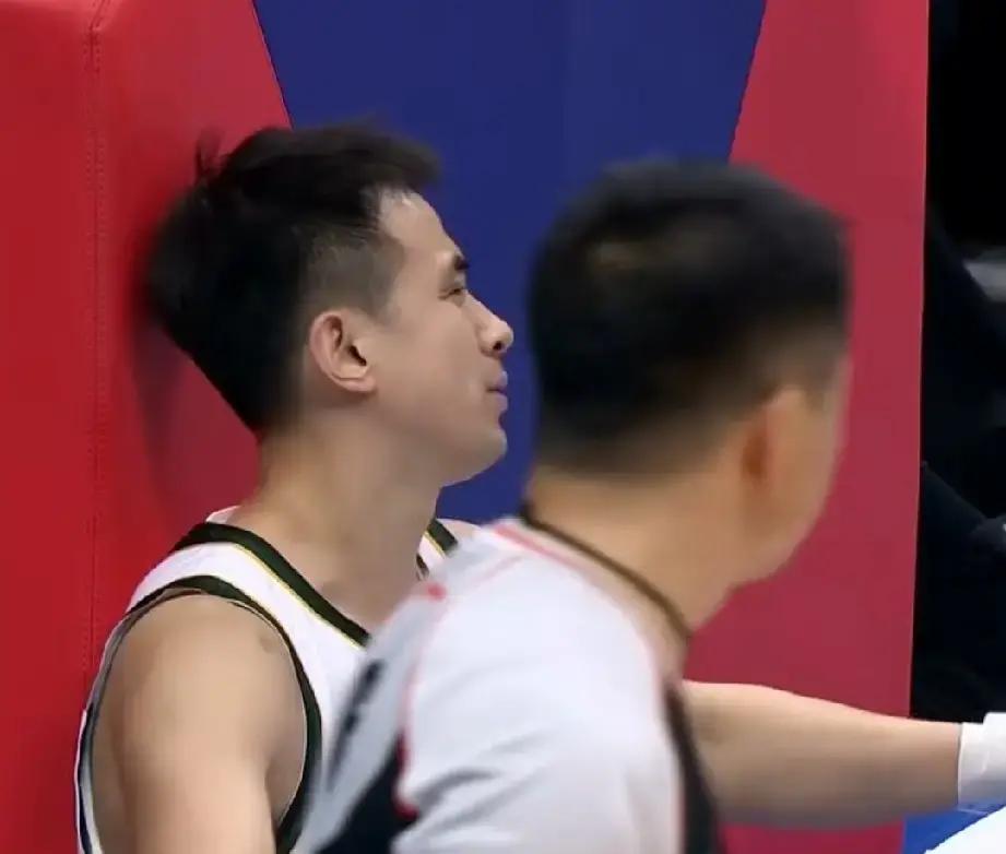赵继伟和克里斯第四节双双被罚下场，主教练乌戈还吃了个技犯，辽宁男篮昨晚在客场真是打得让人捏把汗。
青岛队下半场直接起势反超，场上火药味拉满。裁判去回看录像，判定吴昌泽没有违规，回头反手就给了情绪激动的乌戈一个技术犯规，辽宁队板凳席当时都快急冒烟了。
最折磨球迷神经的还是最后那一分钟。
库珀连续