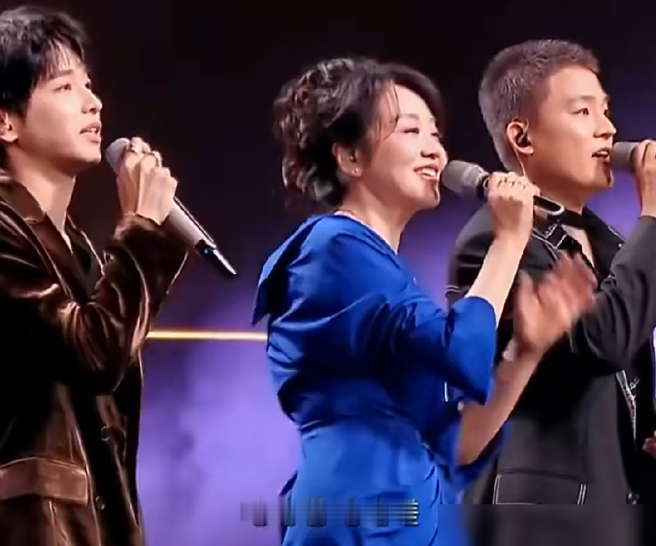 张凌赫一句谢谢都没声儿了，嘴还在动，麦压根没开。这叫哪门子晚会？
名单传疯了，13到19个人被扒对口型。谢金燕上台连麦都没戴，现场歌声照样飘出来，旁边刘雨昕全开麦跳得气喘吁吁，对比太残忍。
马丽唱《酒干倘卖无》，稳得连换气声都没有，和听CD有啥区别？
一边是周深、陈楚生当场清唱，呼吸颗粒感都在