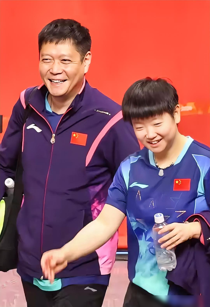 孙颖莎和邱贻可赛后说说笑笑离场，只需这一秒的画面，直接打碎了满天飞的谣言。
之前教练名单没他的名字，网上立马炸了锅，冒出各种阴谋论。真相啥样？大赛随行名额卡得很死，主教练马琳得扛起统筹全局的活儿，主管教练只能往后稍。
但邱贻可根本不拿这当回事。官方没给名额？人家自掏腰包买票，也要死死跟着。
场