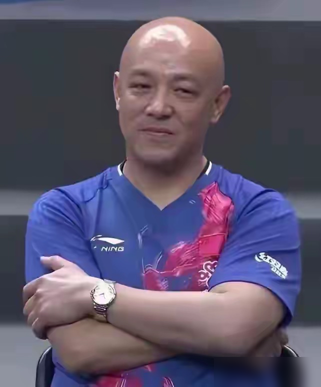 王曼昱重回世界第一，背后这六个教练，一个比一个狠。肖战带了她六年，魔鬼训练直接把她磨成全运会、世乒赛双料冠军。可2022年12月，肖战自己发微博说不带了，原因是啥？高强度、大运动量，她的身体扛不住了。师徒俩在训练方法和未来规划上谈不拢，好聚好散。换到徐辉这儿，画风彻底变了。王曼昱夺冠后原话：他很尊重