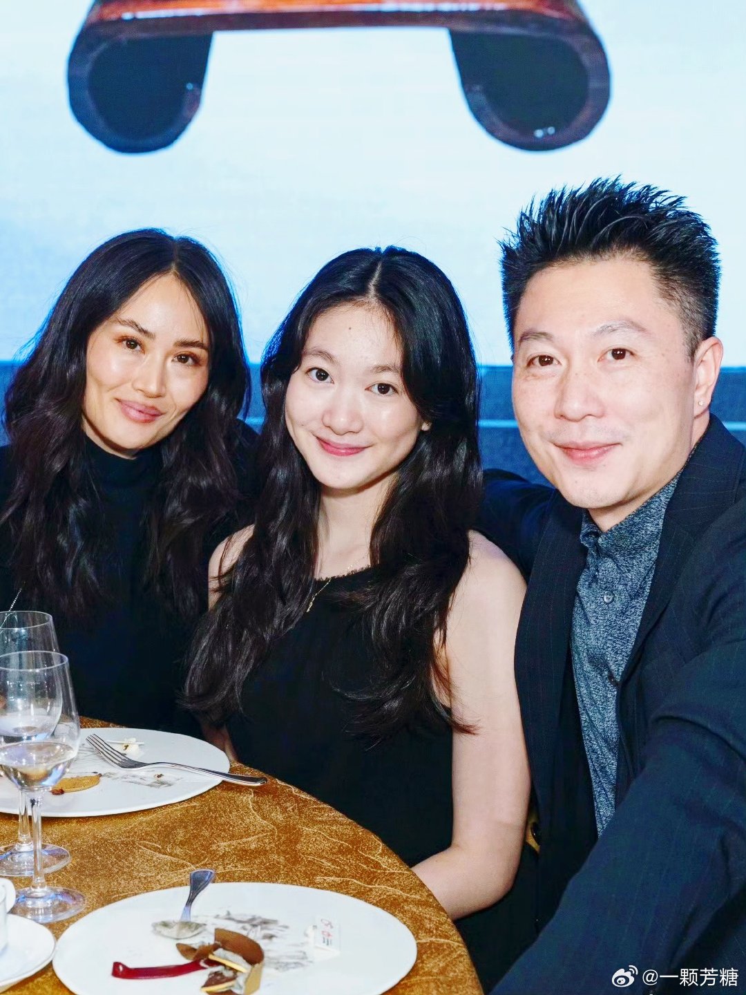 #李小鹏带女儿奥莉参加慈善晚宴#[鲜花]14岁的奥利都这么大了啊，还记得爸爸去哪了里的小可爱，圆圆的大眼睛。现在还是比较像爸爸哈。还是小时候好看。 ​