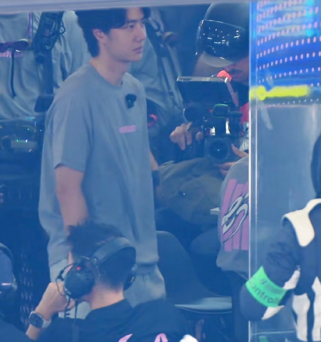 #王一博一条赛道激活一座城#被突然转过来的小博帅了一跳[憧憬]，是完赛休闲的一博呀[期待]。#王一博##85racing# ​