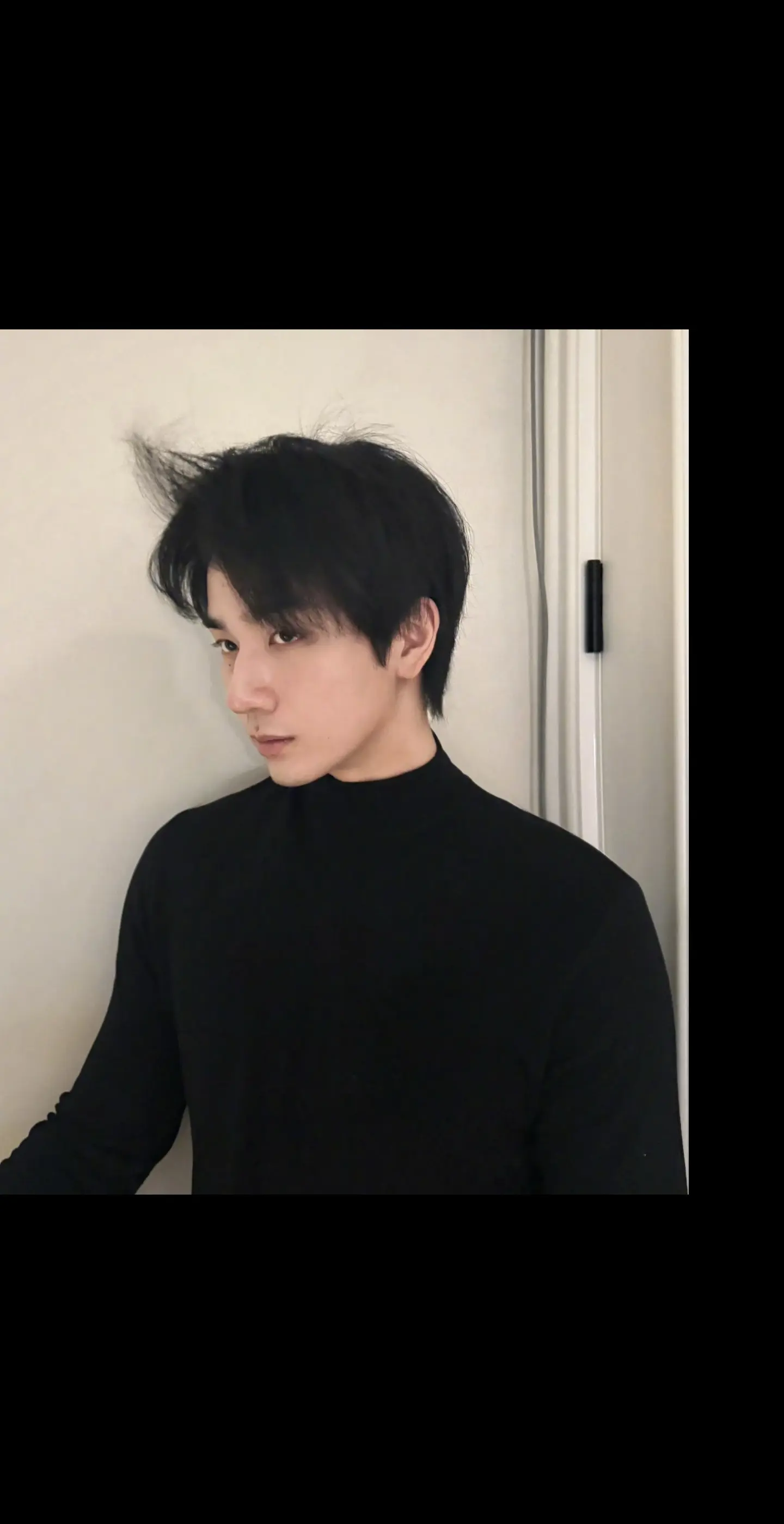 不画半熟的眼线。李宏毅