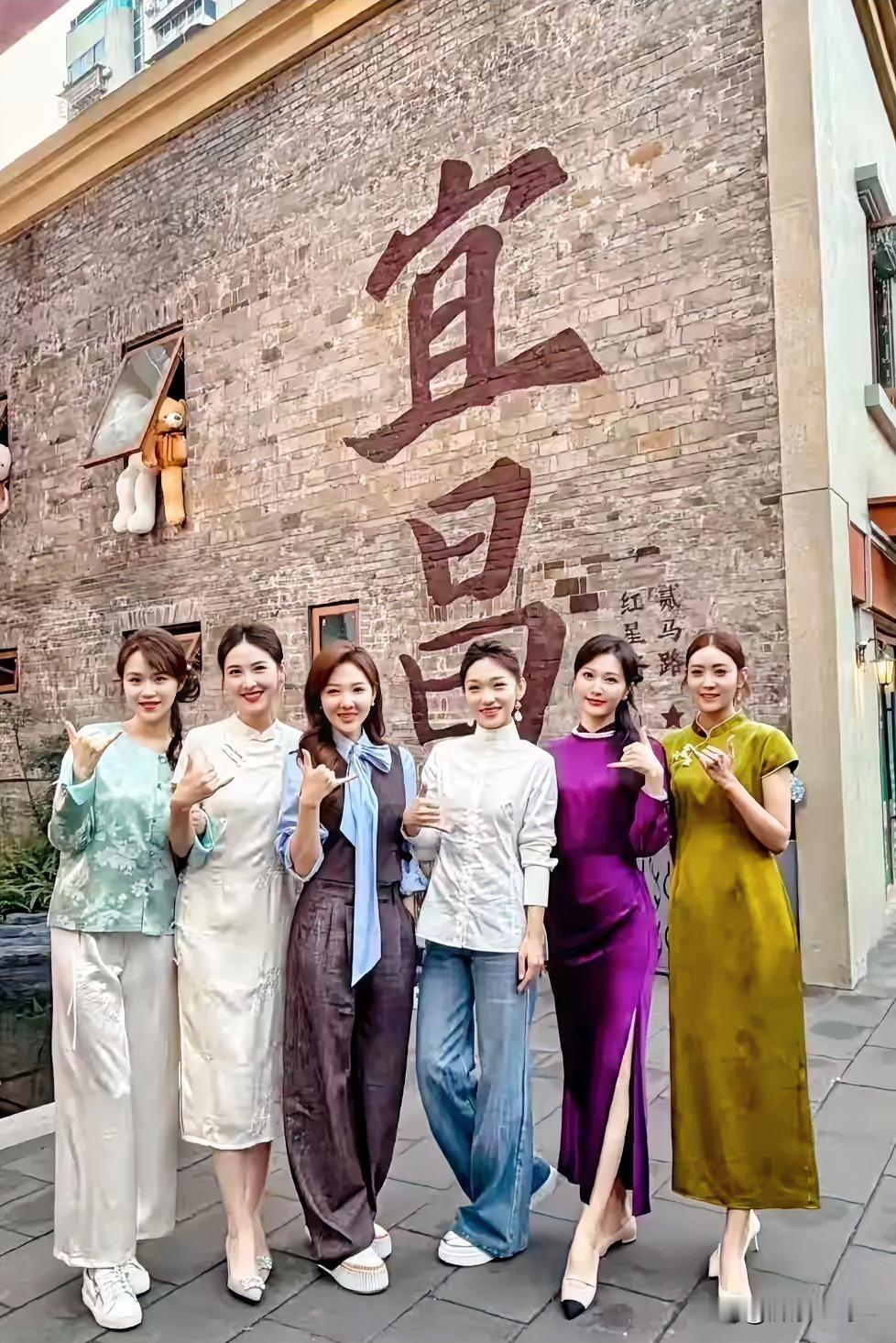 下面照片是六位美女在湖北宜昌的合影留念。其中有一位是央视电影频道著名主...