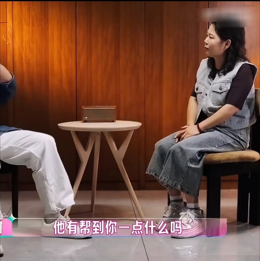 bs（综艺）#张家齐妈妈希望少给女儿发琐碎消息##张家齐母女资金争议核心在哪#

新的一期张家齐妈妈主动提到自己“遇到问题有时会逃避”，生活圈子比较单一。还澄清了家里买房用的是自己的积蓄和借款，没有动用女儿的部分。

张家齐妈妈的这段话，值得所有父母深思。我们常常以爱为名，试图控制和安排孩 ​