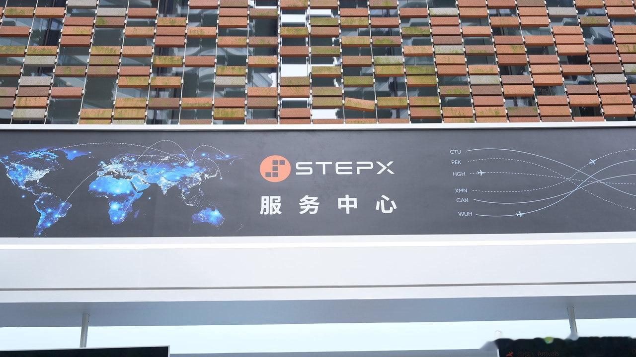 AI替你办事，和替你做主，都需要人工确认#阶跃守住了AI自主执行边界# 

智能体可以理解情境和偏好，连接携程等专业服务，把一句“想带父母出去走走”整理成具体方案。但查询航班不等于确认付款，整理消息不等于对外承诺，推荐方案也不等于替你做最终选择。

10月13日，阶跃终端举办 STEPX Neo 上市发布 ​