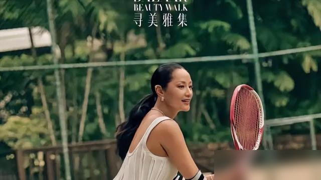 54岁瞿颖把张凌赫认成黄晓明，全网笑喷，她只甩了一句：图太糊。
这姐在清迈定居，天天清早抡网球拍，皮肤晒得黝黑发亮。跟周杰伦约球，一打就是三场。自己还搞了个“抡抡杯”明星网球赛，状态紧得不像五十多的人。
上《毛雪汪》认人，把年轻顶流错认成黄晓明，换别人早被骂上热搜。她倒好，轻飘飘怪节目组像素差，