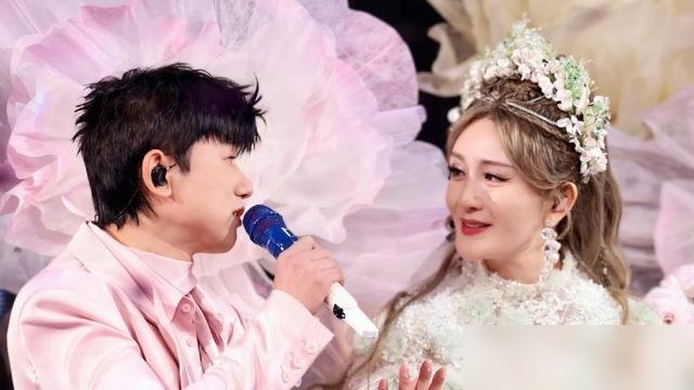 张杰在鸟巢连开16场，谢娜在剧场连演4天话剧，这俩人愣是把婚姻过成了“轮流值班”。
当年张杰被雪藏，谢娜在台上扮丑逗乐，下了台就给他当经纪人。全网都骂他吃软饭，她就把银行卡拍桌上：去搞你的音乐。
结果呢？一个唱成了单体育场连开纪录保持者，一个玩票玩成了赖声川话剧女主。
最狠的是张杰那个习惯：每