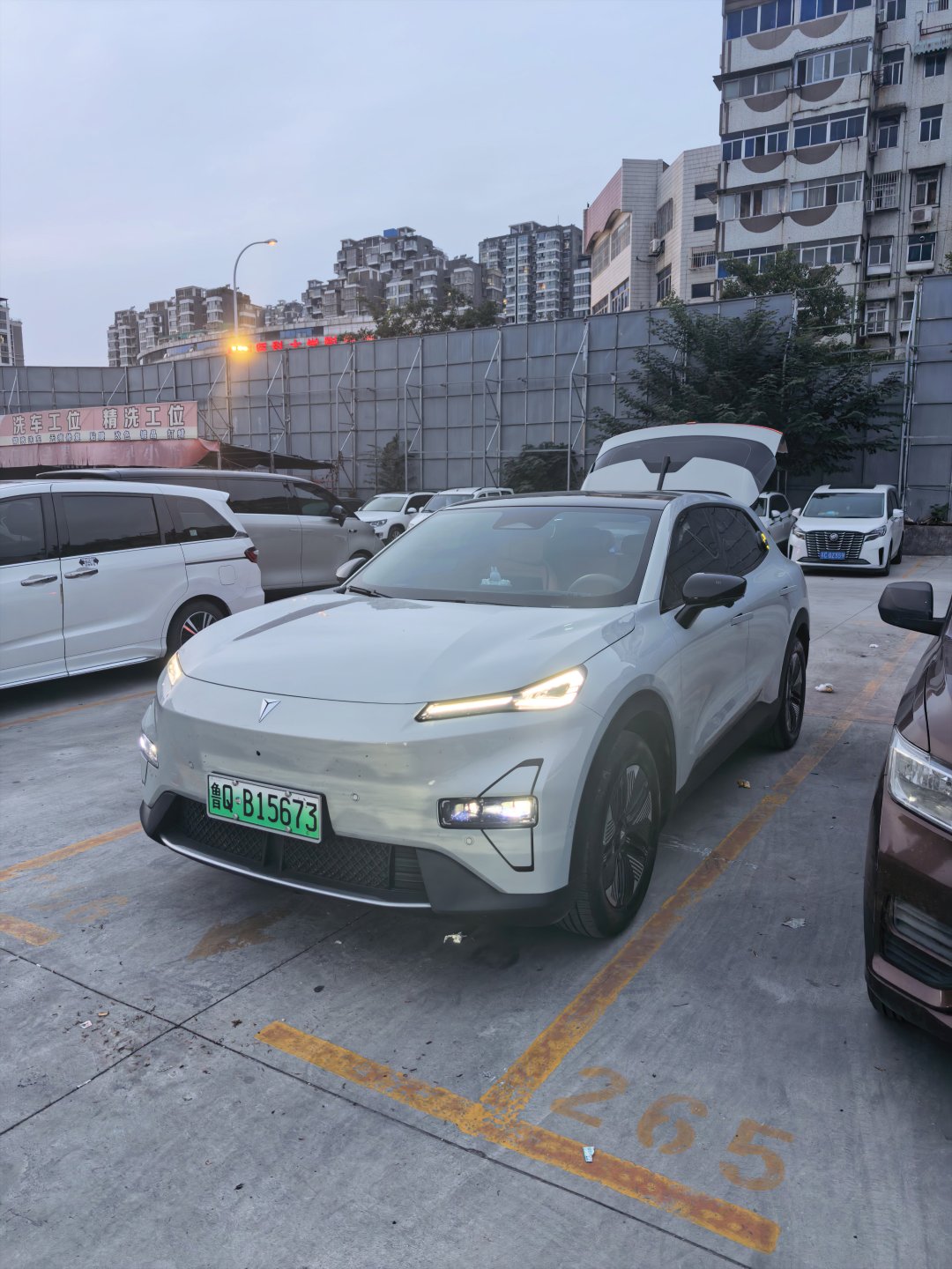 我和深蓝S05：挑车挑了很久，最终选它不后悔
之前开了十几年油车，早就习惯了油车的动静。后来坐过朋友的电车，一下子就被种草了，车内安静很多，坐着也舒服，再加上那块大大的中控屏，体验跟油车完全不是一个感觉，那时候就打定主意，要换一台纯电车。
目标预算卡在10万左右，市面上能看的纯电车型我 ​