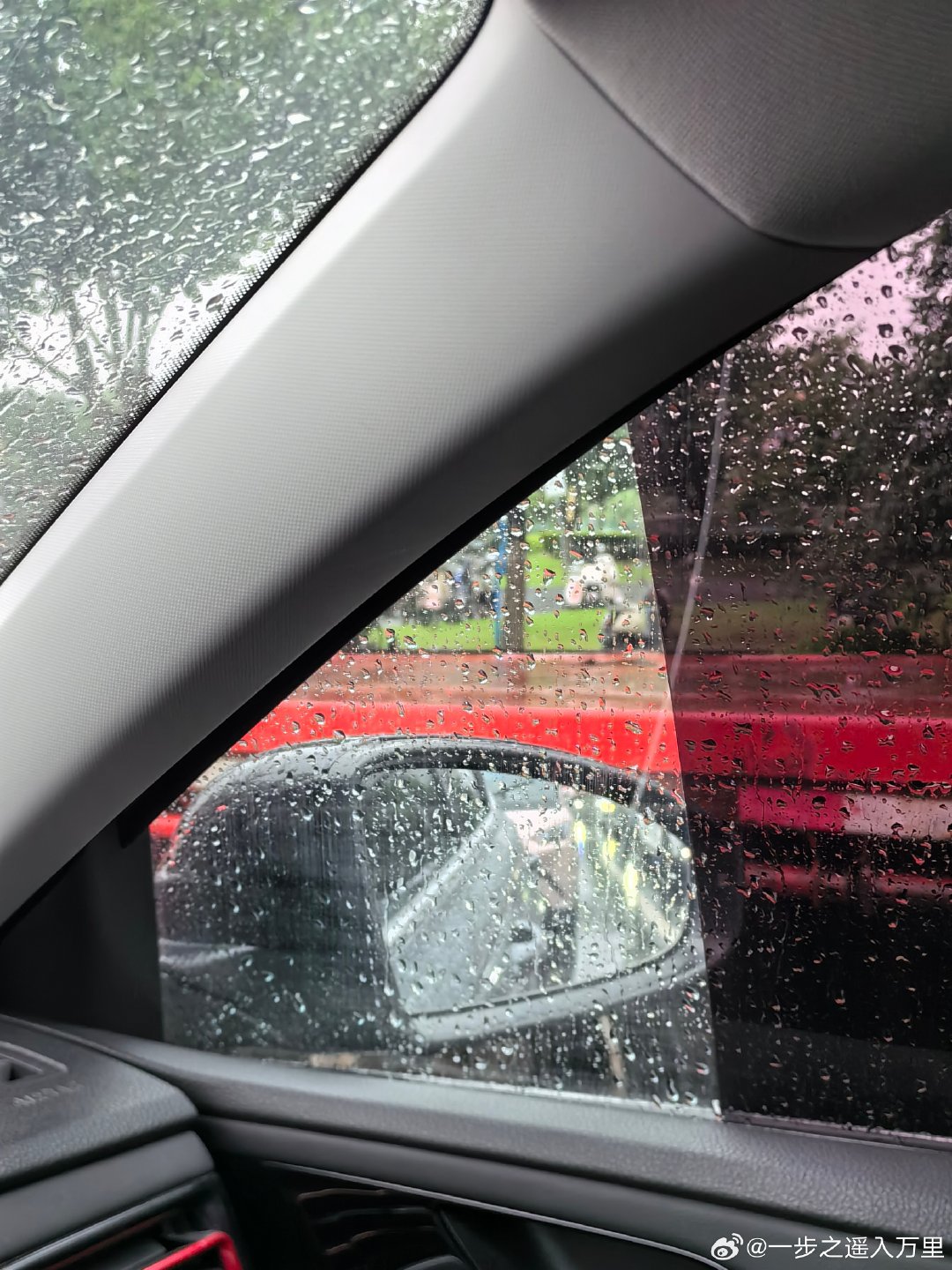 有解决下侧窗玻璃雨水看不清的吗​