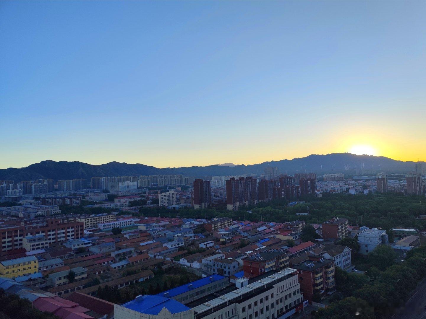 九边防线上的一座小城，明英宗20万大军在城东崩盘，大明王朝由盛转衰。傅作义最精锐的全美械35军在城西被歼灭，华北战场的转折点。这地方，还是有点说法的… ​