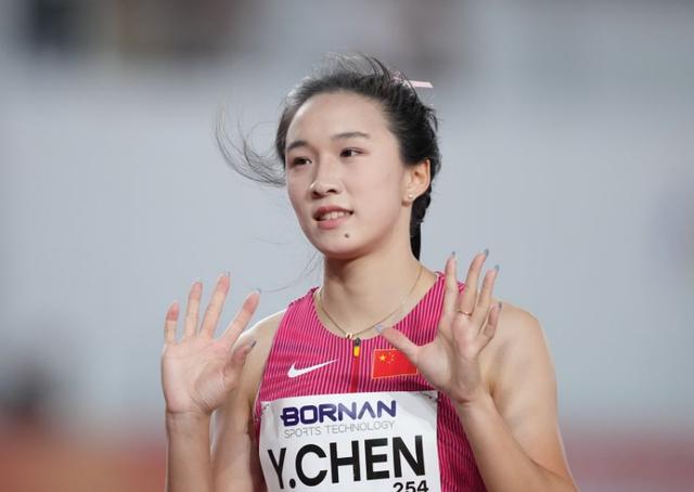 亚运会女子100米决赛，陈妤颉首次征战亚运就拿下金牌，跑出11秒06的成绩刷新赛会纪录，创造国内女子短跑新的历史。
 
很多人之前，只是在国内赛事看过这个小姑娘的比赛，并没有多少人敢笃定，她来到洲际大赛可以直接拿出这样的发挥。百米短跑这个项目，变数真的很大，枪响之后十几秒就分出胜负，一点点心理波动，
