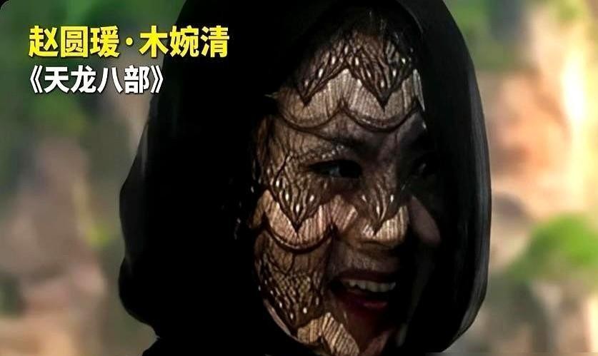 被全网群嘲了整整八年的“缝纫机头”，于正总算把当年的遮羞布给扯下来了。
当年《凤囚凰》从开机换角到播出一路被骂惨，剧情后半截烂得没眼看，造型更是被做成了表情包。
那时候全网的唾沫星子，全喷在了一个才二十出头的小姑娘身上。
现在于正自己出来倒苦水，承认那时候是资方硬塞人、剧本失控疯狂注水，演员纯