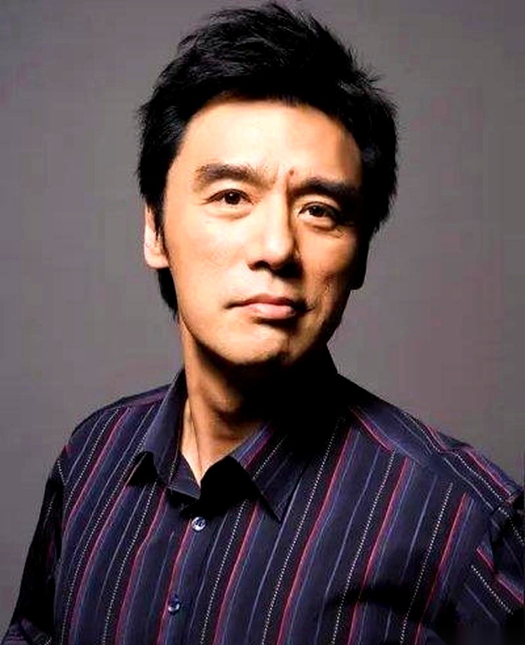 当年钟镇涛炒楼欠下两亿巨债、整个人快被逼到墙角时，张国荣的做法至今看都很绝。
他没从兜里掏出一叠现金砸过去，而是转身抓起电话，直接打给了制片人黄百鸣。
电话接通，他没提借钱，也没说救急，只提了一个要求：把原本定好的戏改了，多塞一个人进去。
那时候黄百鸣手头正准备拍贺岁片，片名原本叫《八星报喜》。
多