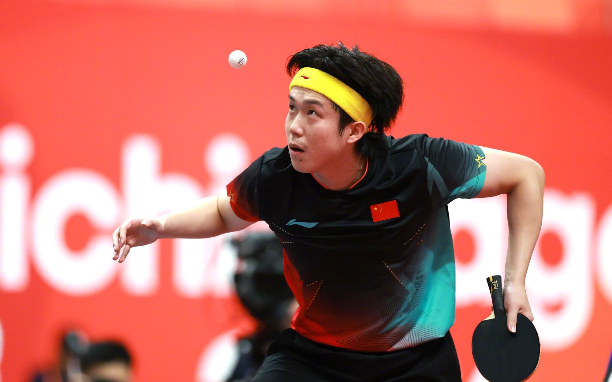 国乒男团2-3日本丢金！九连冠梦碎，日本时隔60年登顶
 
9月24日名古屋亚运会乒乓球男团决赛，国乒男团2-3惜败日本，无缘亚运九连冠，日本队时隔60年重夺该项目金牌。
 
这场比赛堪称惊心动魄：首盘王楚钦0-2落后松岛辉空，绝境下连扳三局逆转拿分；次盘温瑞博1-3不敌张本智和；第三盘林诗栋3-1