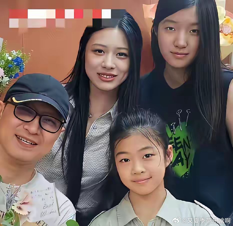 汪峰与三个女儿的留影，三个女儿分别由三任妻子所生。 ​