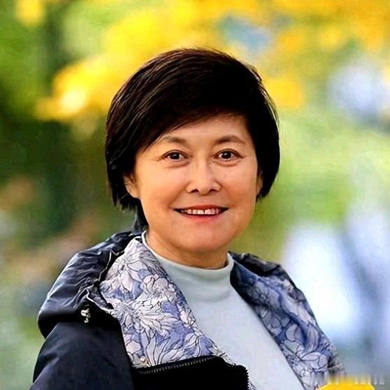 《谁能想到他们俩竟是敬一丹的弟弟！如今个个身居高位，其实他们姐弟四人的名字细琢磨大有讲究。》有人整理遗物时，从床底下拖出了两只旧木箱。1955年4月27日，老二出生在哈尔滨，取名敬一丹。敬一丹给父母写信，也给弟弟们写信。敬一丹就真的写。 ​