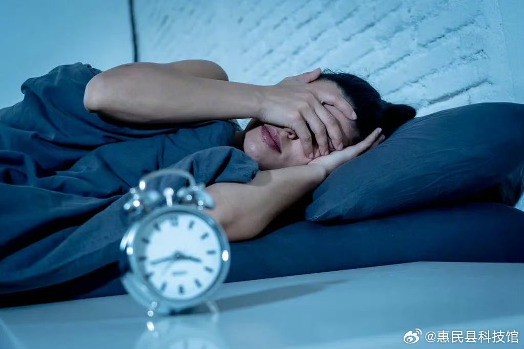 #男子熬夜到凌晨患血管性痴呆##49岁男子总熬夜脑子像80岁#上海49岁张先生长期熬夜到凌晨，一日凌晨刷手机时右手突然无力，紧急送医确诊血管性痴呆。经过溶栓治疗，虽然可以正常说话交流，但记忆力、反应速度、执行指令能力已经明显受损，脑白质病变严重，大脑老化程度接近80岁老人。
 
⚠️科普提醒： ​