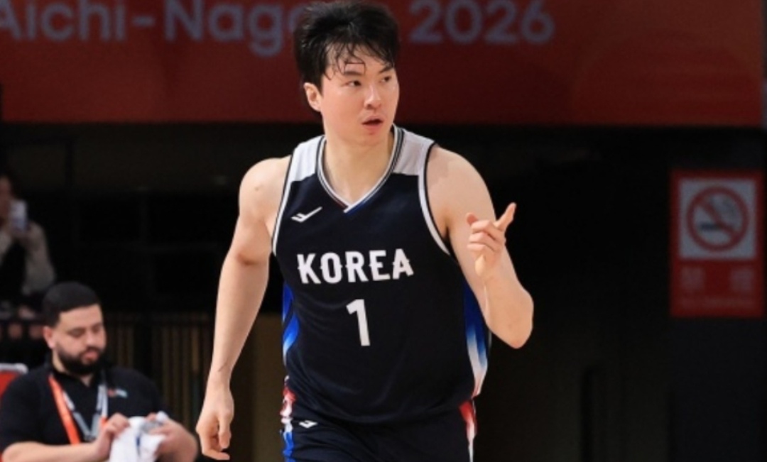 这就是韩国核心李贤重，如果名古屋亚运会夺冠就能免服兵役。赛前接送的的大巴车却离奇失踪，目前还没有定论。可见，日本男篮不会轻易让韩国夺冠的。
这让我想起了韩国乒乓球选手林钟勋，也是拿世界冠军就免服兵役。队友申裕斌帮助林钟勋实现了这个美好愿望，在乒坛传为佳话。
如此看来，免服兵役，已经成为韩国运动员积极