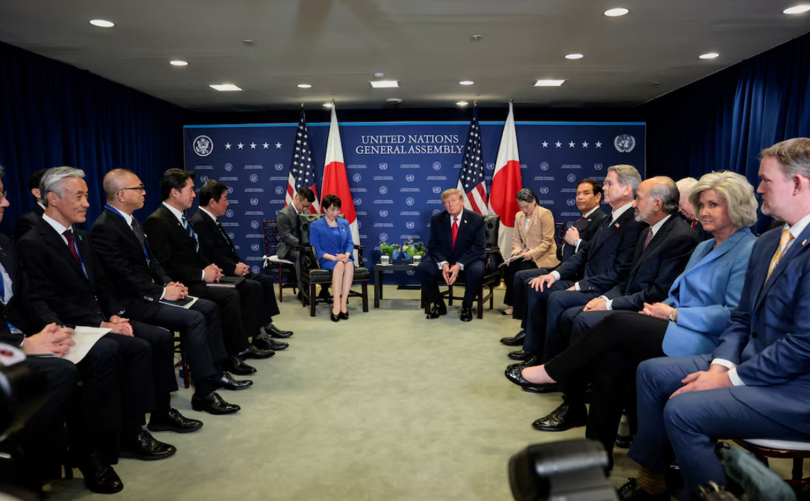 特朗普随口一句“中美曾是盟国”，日本却炸了锅。这话本身没毛病，二战时中美确实并肩对日作战，是铁打的史实。可偏偏从特朗普嘴里说出来，东京就坐不住了。

日媒直呼“极其罕见”，专家忙着解读，连高市早苗都被惊动。她先甩一句“第三方交流，不评论细节”，紧接着又补上“日美已和解，如今是牢固盟友”。这画蛇添足的