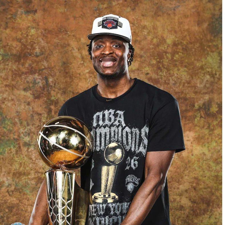 ！！！

现在还在打球、手里不止一个总冠军的NBA球员，总共13个人。

库里、老詹、追梦、克莱四人手握4冠；卢尼3冠；剩下8位球员各拿过两次总冠军。

勇士旧将在这份榜单里占了不少席位。 ​