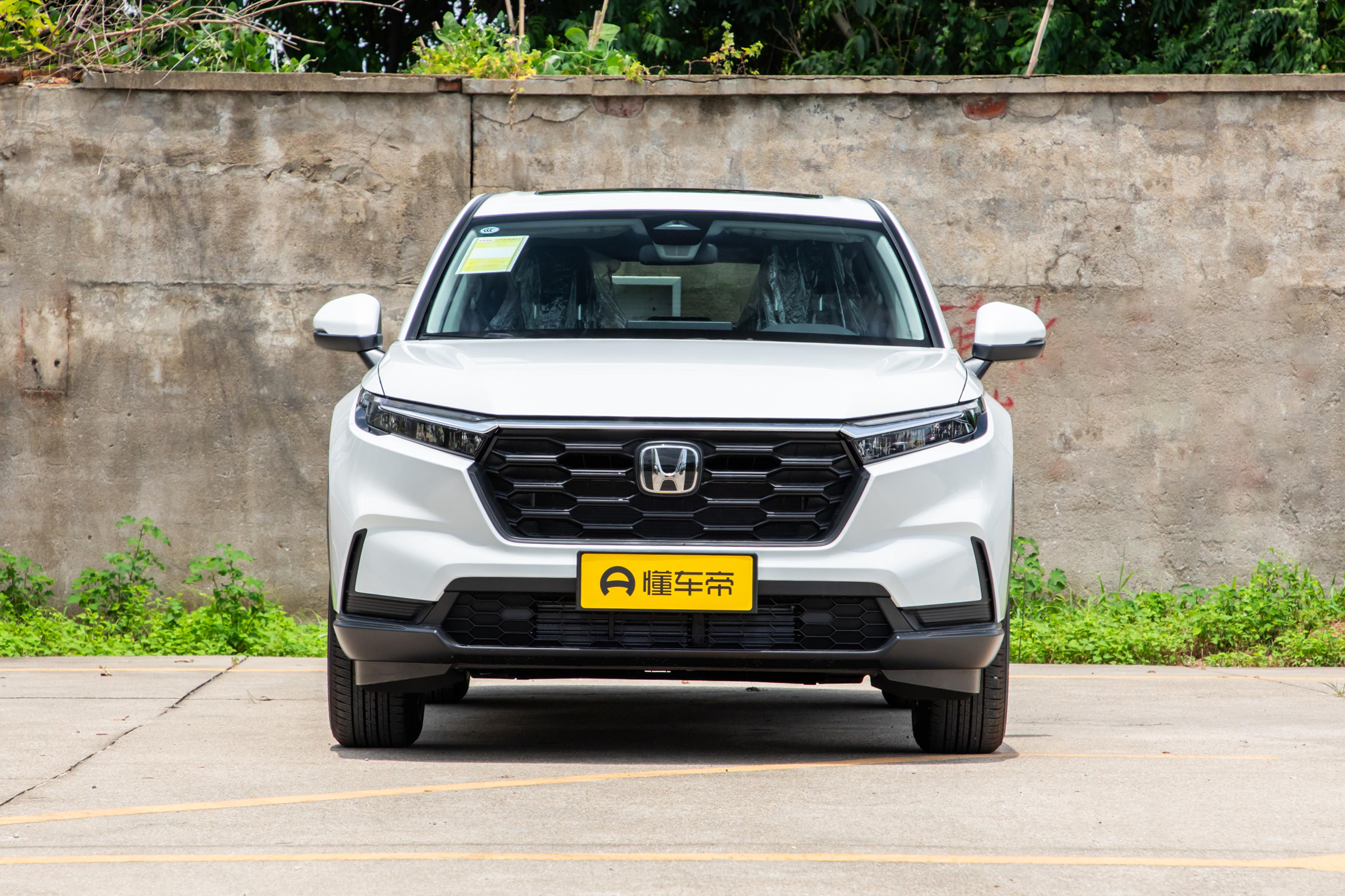 本田 CR‑V：街头出镜率很高，属于大家很熟悉的家用 SUV，保有量证明市场认可度。底盘调的偏向舒适，过滤日常路面细碎颠簸，不追求激烈驾驶反馈。座舱风格传统务实，花哨的新潮元素不多。网络上会出现两极声音，一部分认可省心实用，一部分吐槽缺少新意。它不是一台拿来玩乐的车子，核心就是服务家庭日常琐事，不要