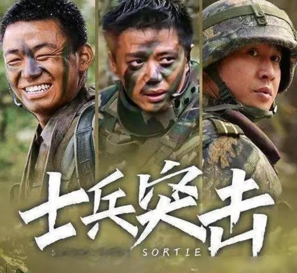 张译当年为了抢许三多，干了件挺虎的事。直接给导演康洪雷递了份的请战书，列了16条理由。
里面写啥？说自己兵龄长，掏过大粪，修过路。意思就一句话：这角色我憋了6年，没人比我更懂。
结果你猜怎么着？康洪雷看完笑了，许三多没给，把他按在了史今的位置上。
理由更绝：张译身上有股母性情怀。
后来剧火了