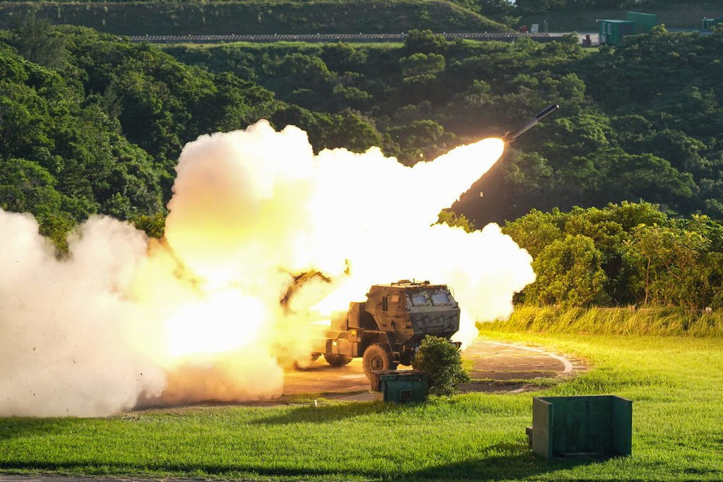 #全球武器装备盘点# 台伪方面于今日在屏东九鹏基地进行了所谓“三军联合精确飞弹射击”的演习，并在演习中试射了陆集“雄风”III反舰巡航导弹，“海马斯”火箭炮使用的训练用火箭弹以及“天弓”3型防空反导导弹（个人评论：蚍蜉撼树之举罢了）#每天认识一件兵器##烽火问鼎计划# ​