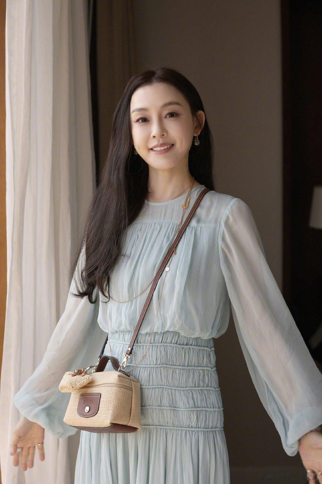 #范玮琪经纪公司发布声明##范玮琪方发布律师函# 今日，范玮琪经纪公司就近期言论争议发布声明并出具律师函。经纪公司表示，网传艺人相关言论与事实存在出入，而艺人近来身心俱疲。希望相关内容不再被反复翻炒，让当事人有时间调整状态。 ​