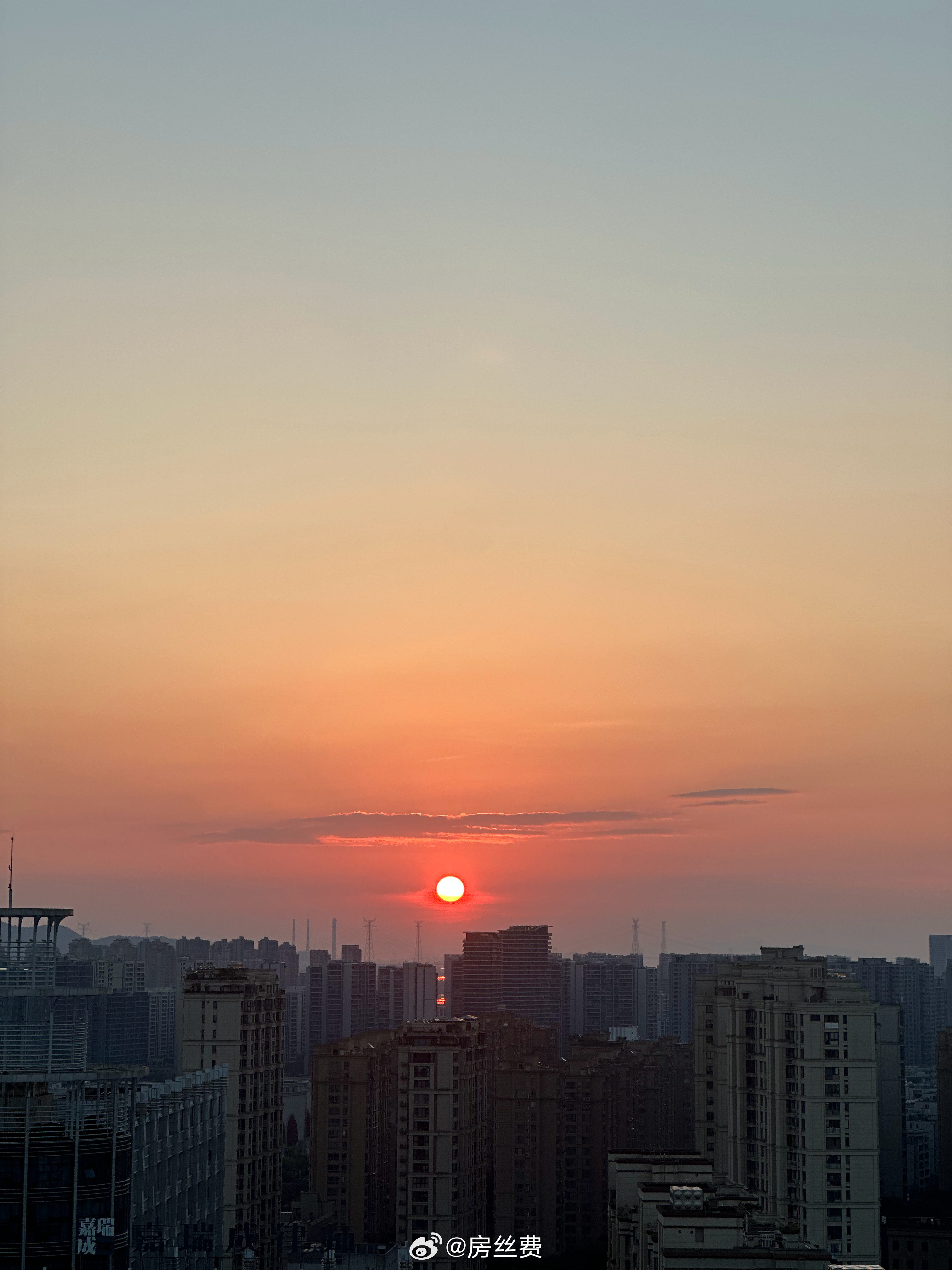 好梦幻的日出[拜托]就是颜色有点拍不出来～起的越来越早了，天气确实转凉了。 ​​​