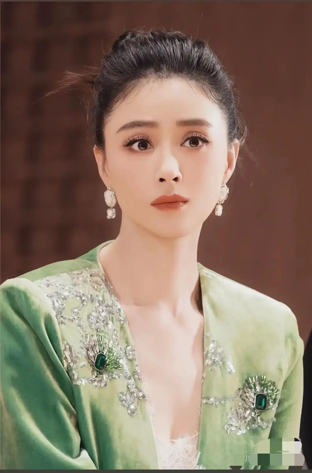 42岁的蒋欣至今没有结婚，最根本的原因在于她的父母，她的父母真的是神仙父母，哪怕她都已经年过四十了，从来不会催着她要结婚。
 
蒋欣说她曾经跟父母说过了，不会因为年龄到了就去结婚，她更看重两个人的感情。父母也很支持她，真的是很开明了，不让女儿进入一段将就的婚姻，这是很多父母做不到的。
 
周六中午，