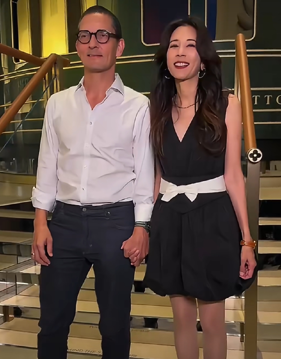 莫文蔚现身活动，结束后老公特意来接她下班。她曾在杨澜采访里聊起感情：在多姿多彩的娱乐圈走了一圈，最后缘分回到原点，嫁给了17岁的初恋。她和舒淇一样属于越品越有味道的自然美的人。