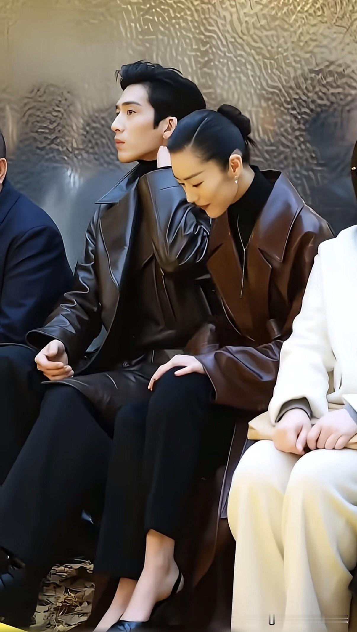 井柏然确实挺帅的，线下活动照比电视剧中的形象还要更顺眼一些。秋日生活打卡季 
他公开的女朋友只有两任，倪妮和刘雯，都是高高瘦瘦的气质美女。
从形象上和倪妮更搭，或许性格上和刘雯更适合吧。
镜头前的井柏然仍然保持高冷，刘雯则大方打招呼，看起来性格很好的样子。