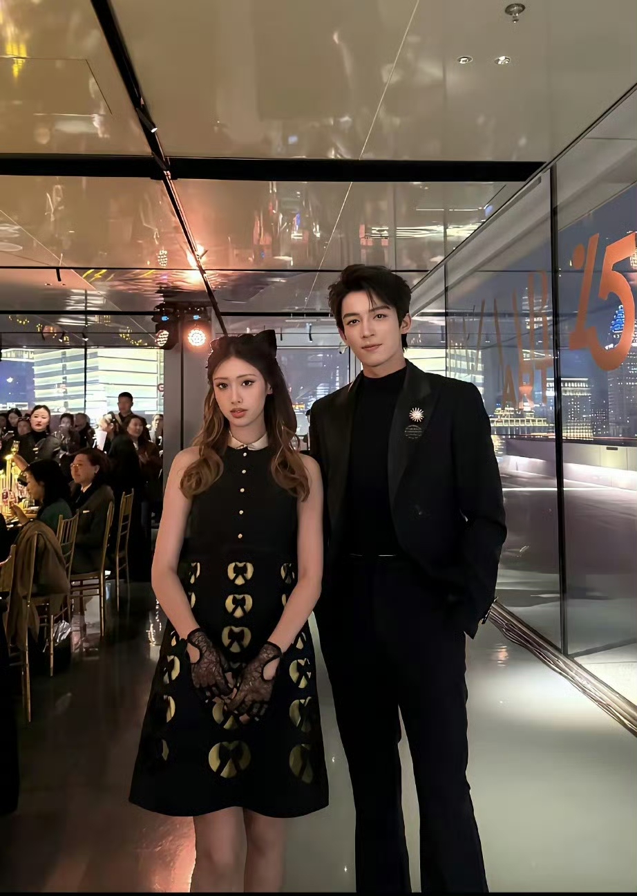 冯小刚女儿和王星越合照，真是越大越好看，和小时候不怎么像了，不过这王星越怎么越看越像林更新啊